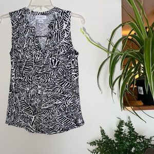 🛍 5/$25 Liz Claiborne Black and white Leaf top